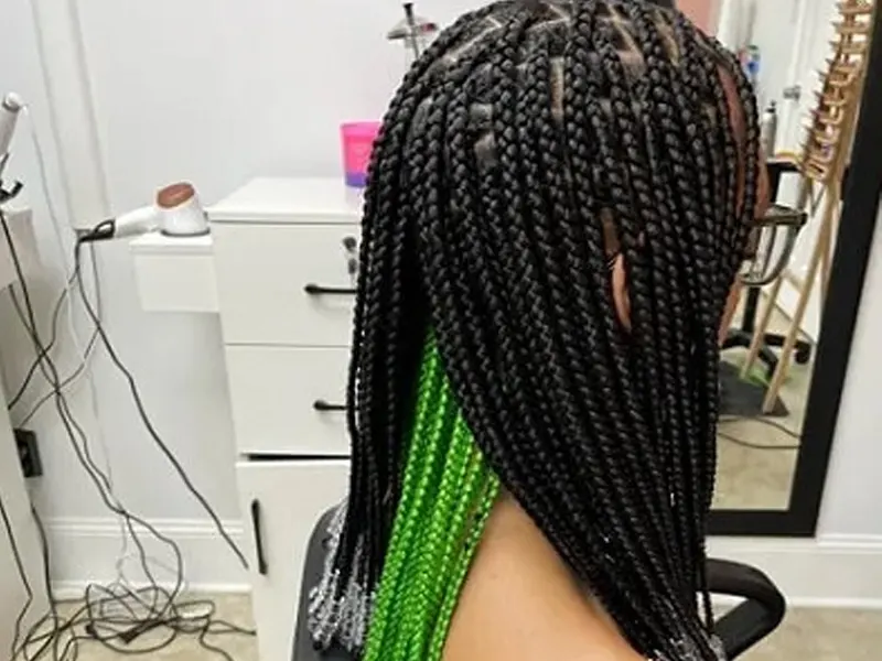knotless braids with peekaboo color for women